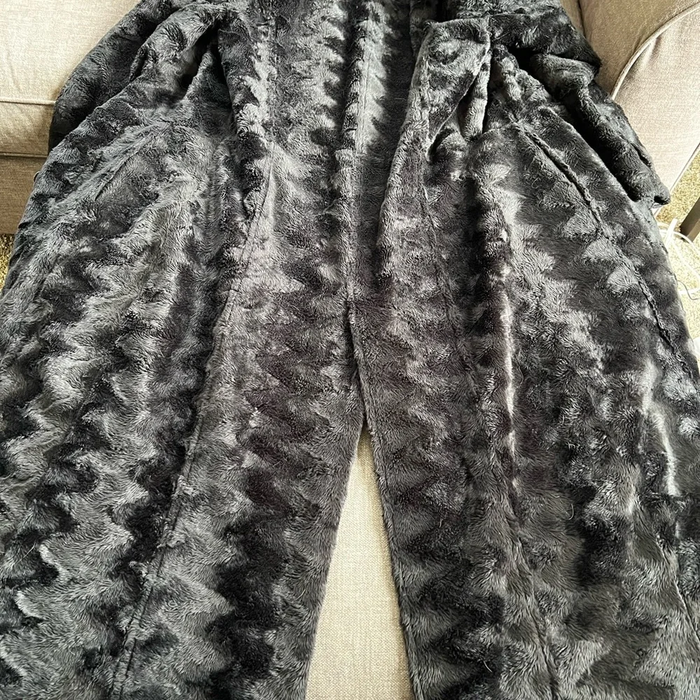Women’s long heavy black coat. No tags for brand or size. Fits like a xs/small - Picture 6 of 7